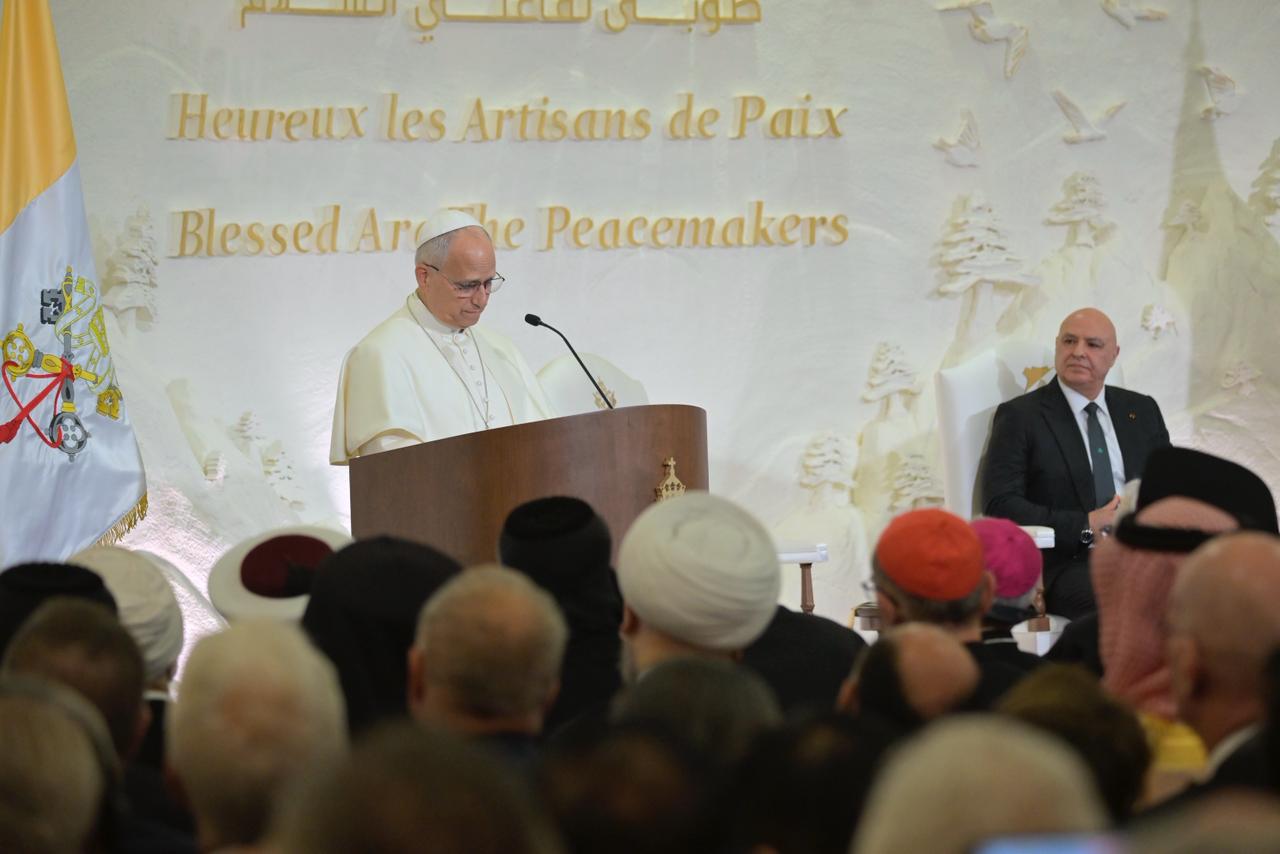 البابا صارخاً من لبنان: أنتم شعب لا يستسلم... مشهد "وحدوي" نادر وطلائع احتشادات شعبية